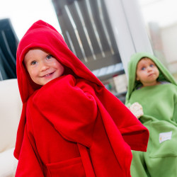 Kinderdecke mit Ärmeln und Kapuze in Rot