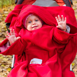 Kinderdecke mit Ärmeln und Kapuze in Rot