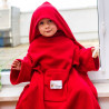 Kinderdecke mit Ärmeln und Kapuze in Rot